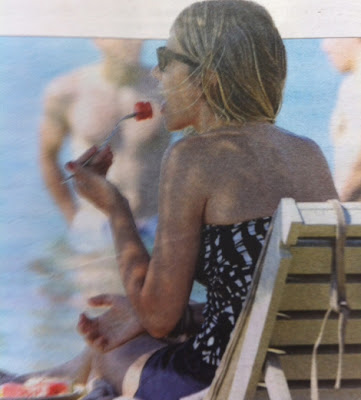 Η Εύα Καϊλή, κάτασπρη με ένα πιάτο καρπούζι σε παραλία της Mυκόνου