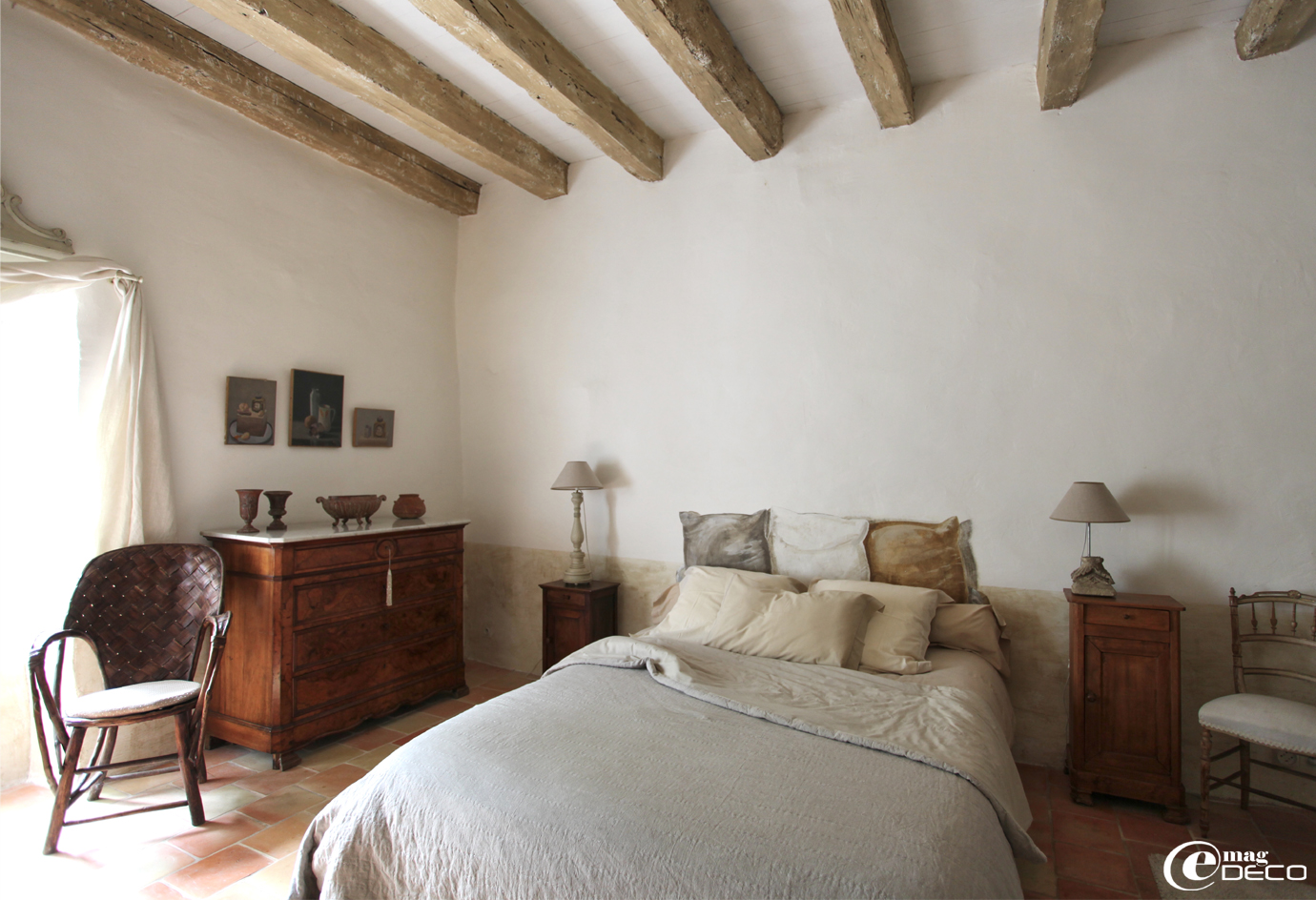 Badigeon à la chaux, poutres blanchies, dans une des chambres de la maison d'hôtes Le Relais de Roquefereau