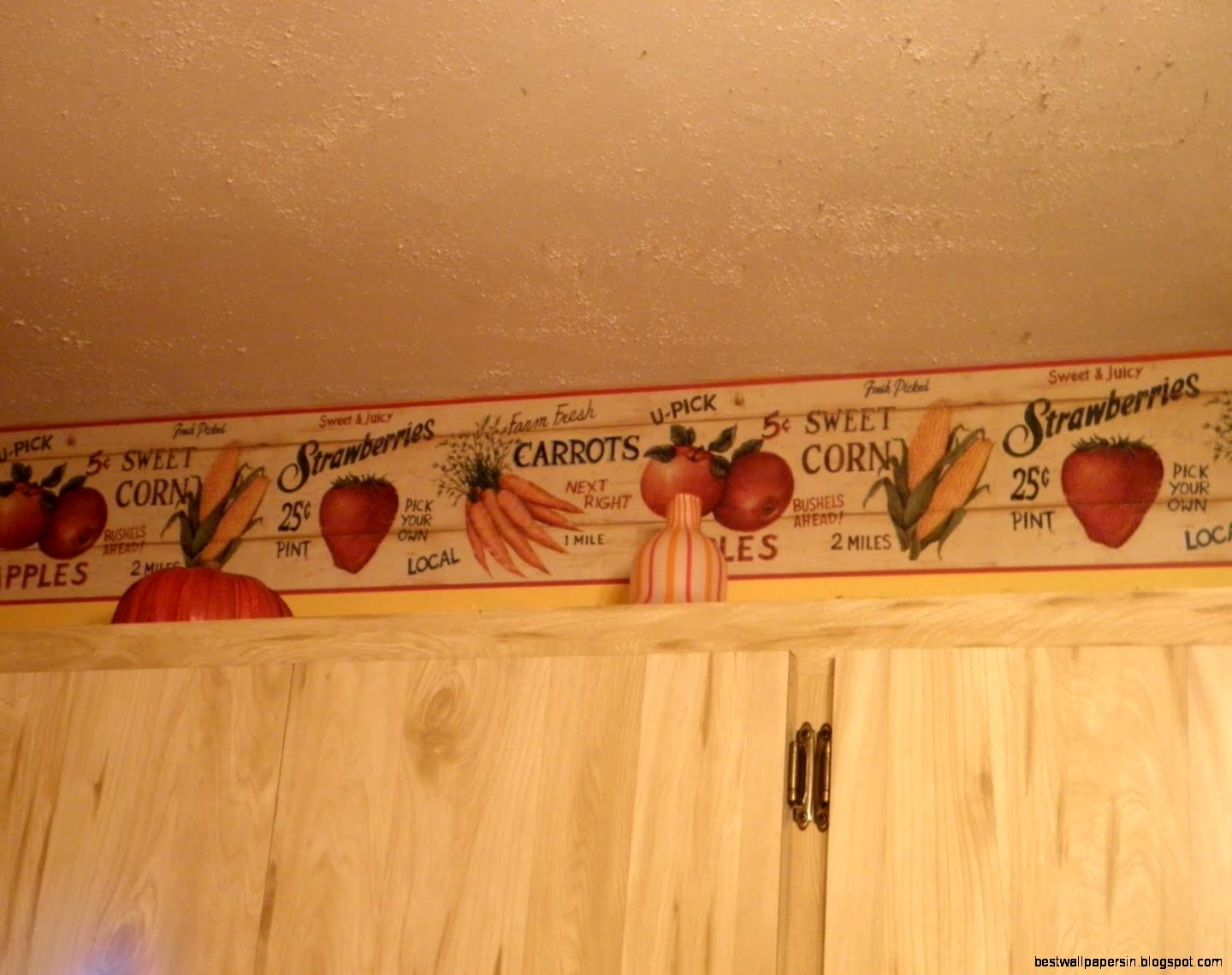Kitchen with Wallpaper Borders Kitchen with Wallpaper Borders