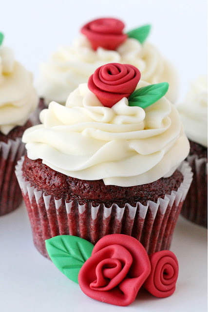 طريقة عمل وردة مع ورقة شجر  Cupcake+with+roses