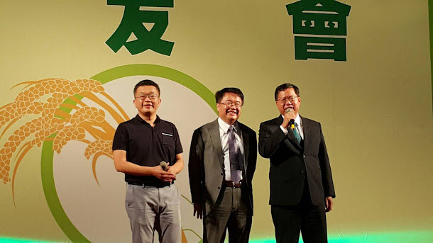 民進黨新北市黨部主委余天(右2),今晚也來為吳秉叡站台,眾人大合唱一曲「你是我的兄弟」。 民進黨新北市黨部主委余天(右2),今晚也來為吳秉叡站台,眾人大合唱一曲「你是我的兄弟」。