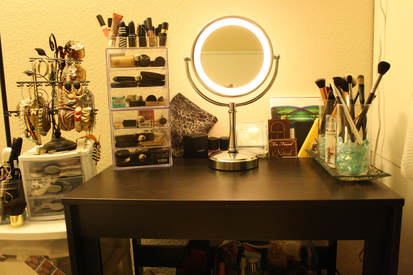 Reviews on makeup & beauty advices! My makeup vanity! With