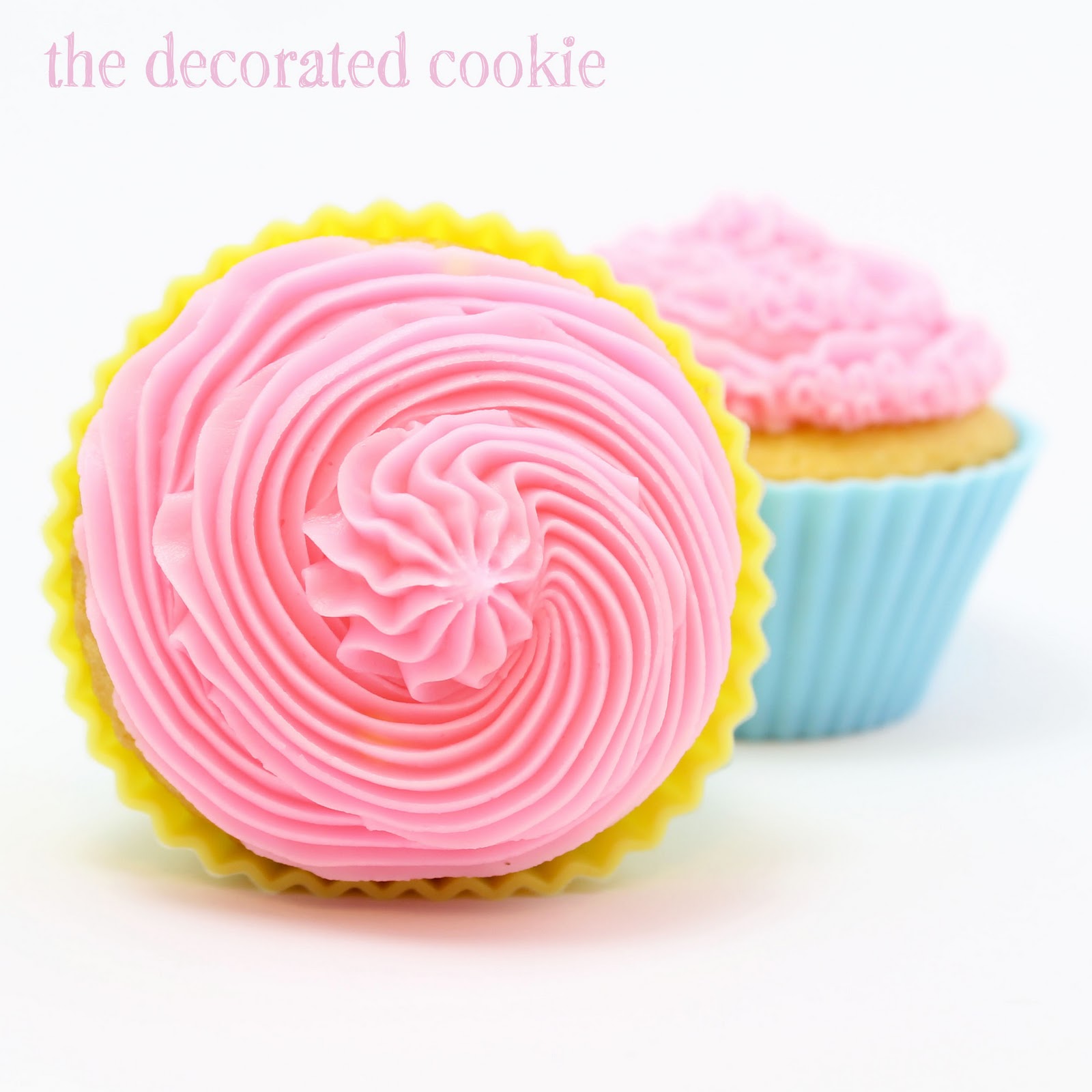 how to pipe frosting on cupcakes