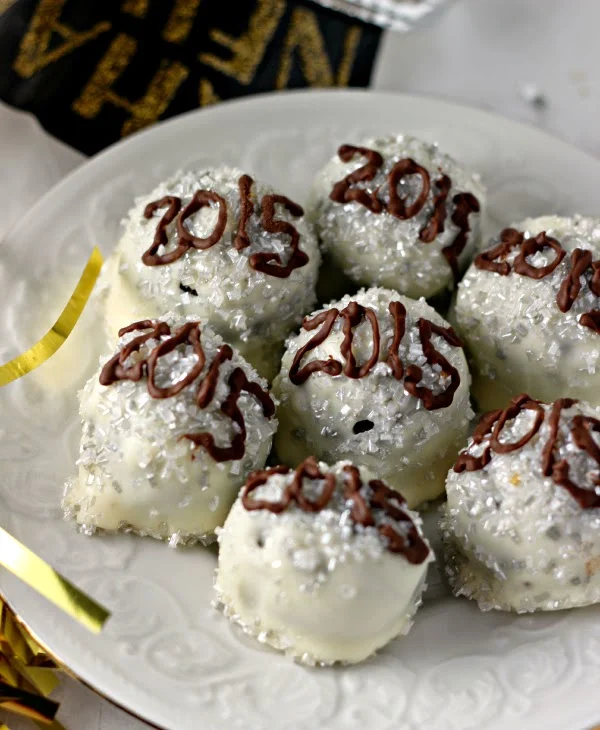 New Year's Eve Oreo Cookie Balls | Renee's Kitchen Adventures Ring in the New Year with these iconic Time Square balls!  #ad #OREOCookieBalls 