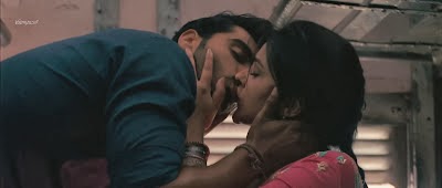 Ishaqzaade hot kiss in train
