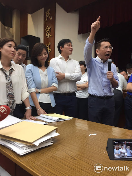雖然會議進行到下午,但藍綠仍爭執不休,數度爆發肢體衝突,變更為最後面質詢的時代力量黨團仍然像在「罰站」一樣,無法質詢主計長朱澤民、衛福部長陳時中、教育部長潘文忠等部會首長,時代力量立委洪慈庸罕見地動怒,怒斥「我們正在審預算,你們咧!」、「你們的方式,你們認為是對的嗎?」、「去密室協商的不是你們嗎!」 雖然會議進行到下午,但藍綠仍爭執不休,數度爆發肢體衝突,變更為最後面質詢的時代力量黨團仍然像在「罰站」一樣,無法質詢主計長朱澤民、衛福部長陳時中、教育部長潘文忠等部會首長,時代力量立委洪慈庸罕見地動怒,怒斥「我們正在審預算,你們咧!」、「你們的方式,你們認為是對的嗎?」、「去密室協商的不是你們嗎!」