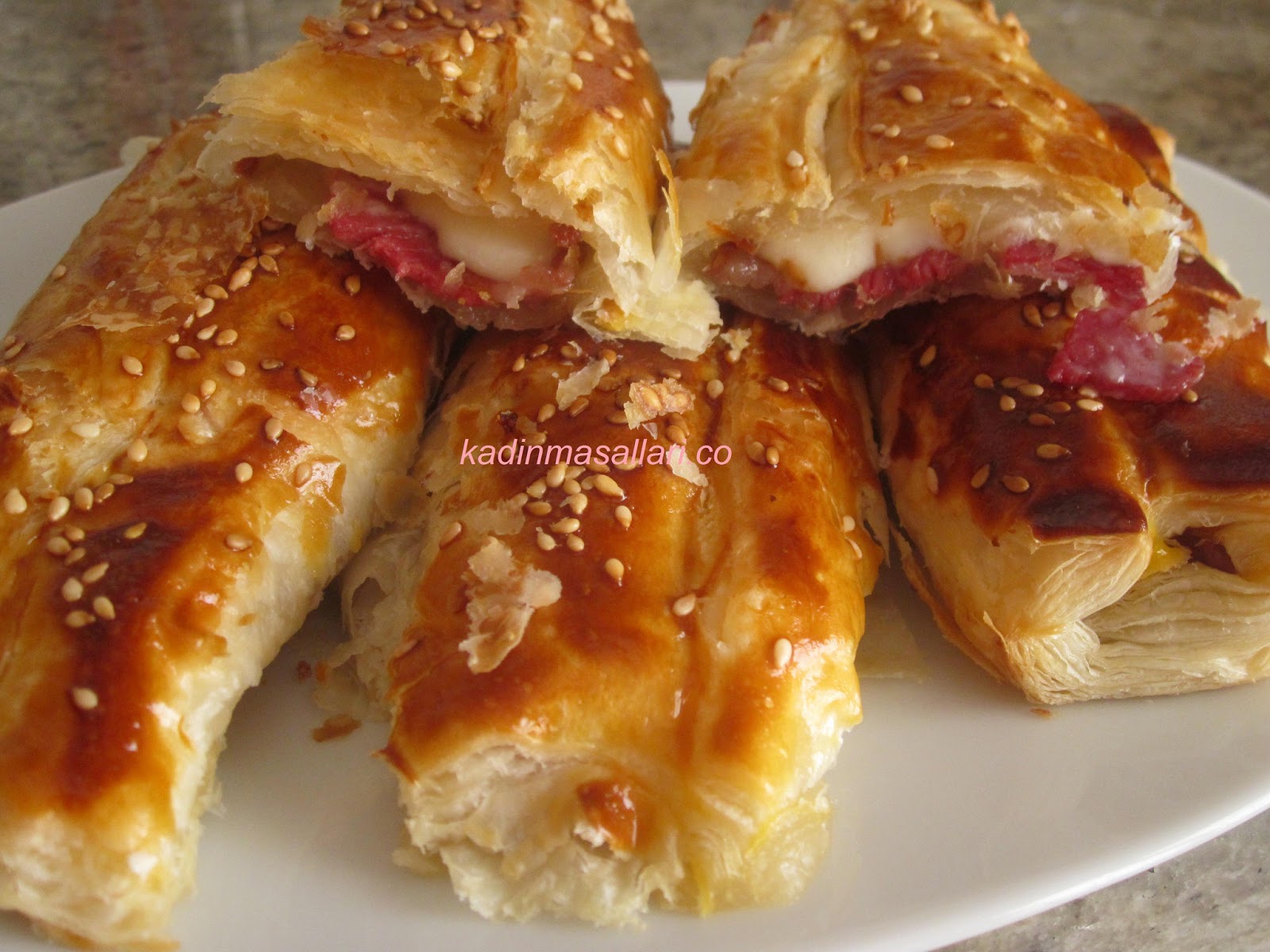 Pastırmalı ve Kaşarlı Milföy (Paçanga) BöreğiKadın Masalları