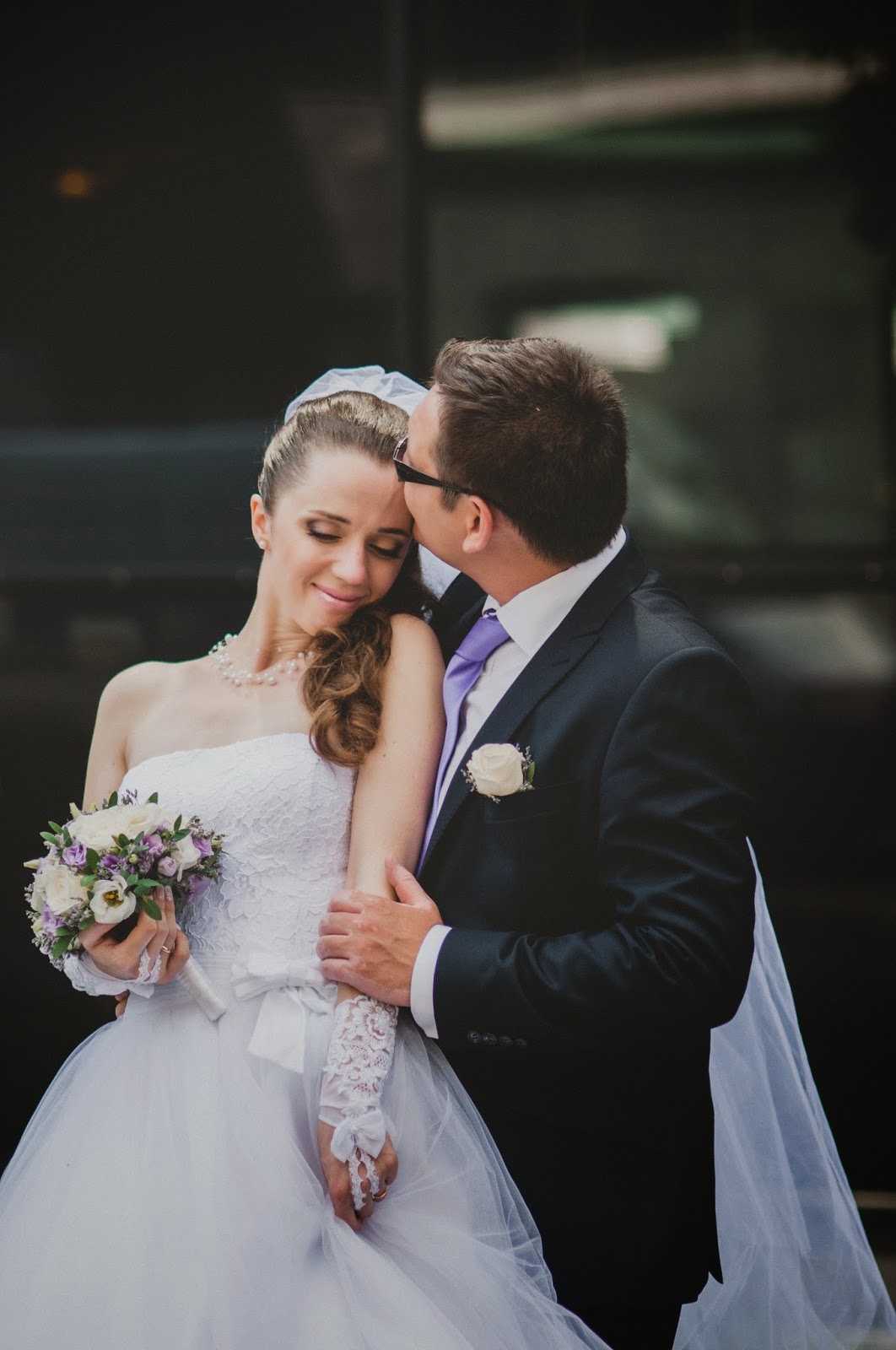 Вика и Денис. Свадебная фотосессия_25 свадебный фотограф, свадебная фотография, архитектурная съемка, фотосъемка в Киеве, урбанистическая свадьба, фотография на фоне зданий в Киеве, красивые свадебные фотографии