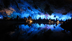 Un lac dans une grotte, réflection parfaite !