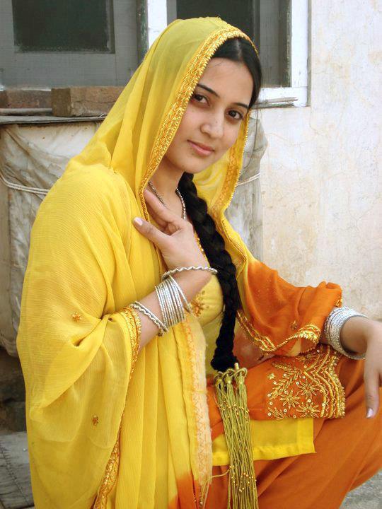 Раздетая девушка из Исламабада сняла и платок