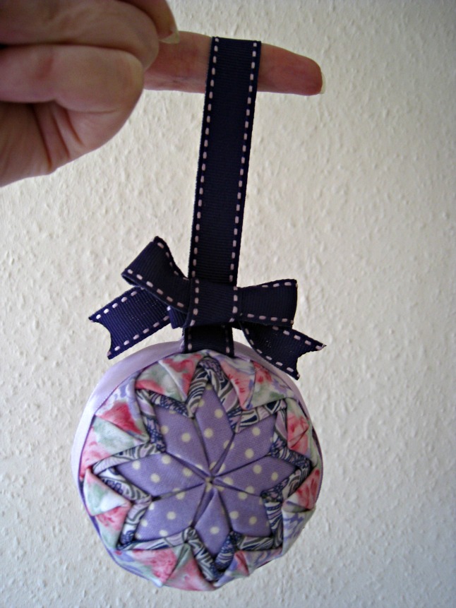 RosMadeMe No Sew Quilted Ball Christmas Tutorial No 3