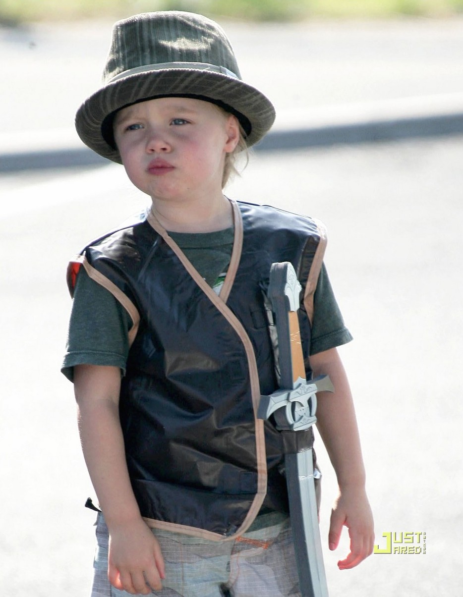 TMVbijoux Shiloh JoliePitt, gosta de se vestir como menino.