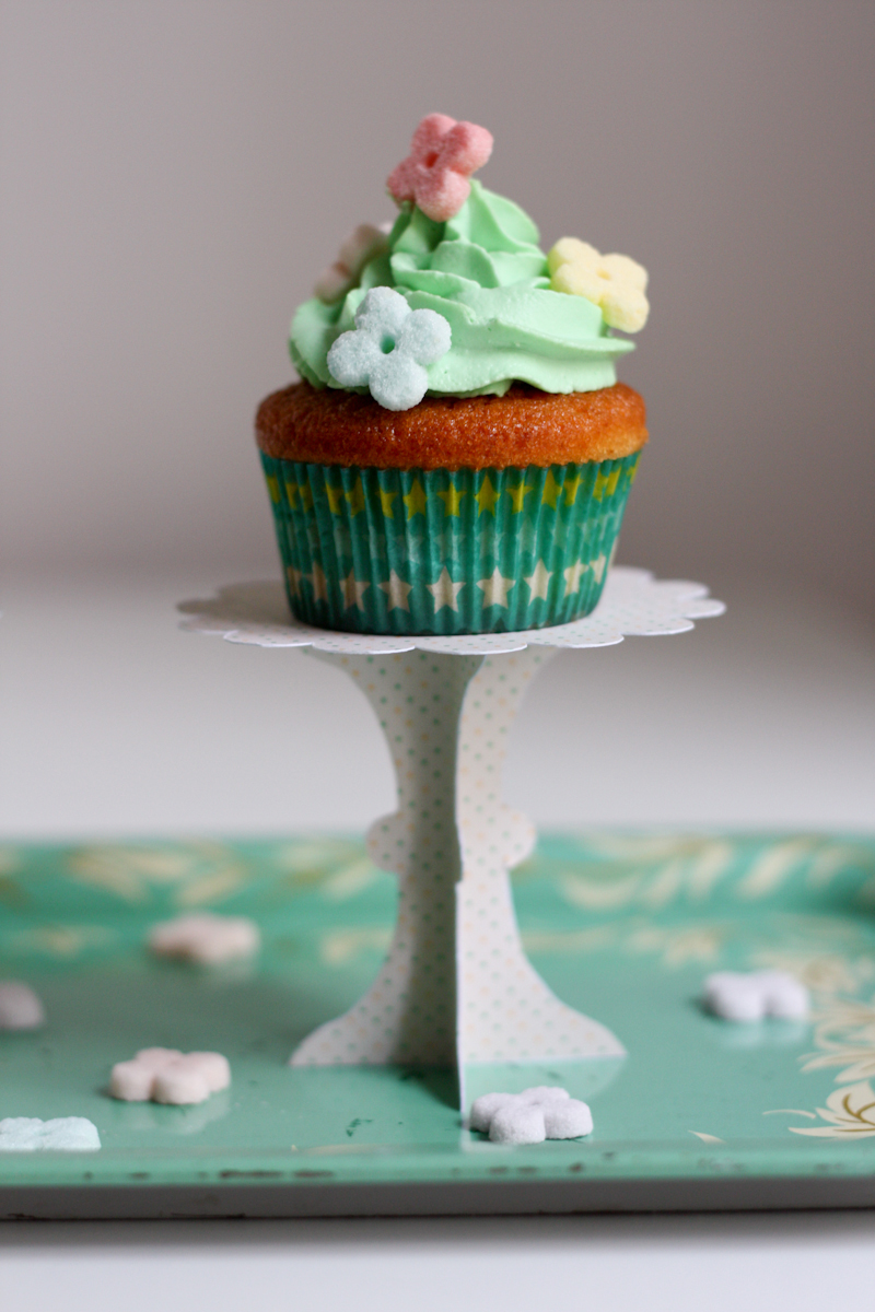 Pocket Wonders DIY Paper cupcake stands