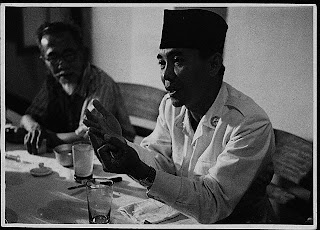 foto gambar presiden ir. soekarno (sukarno) bersama H. Agus Salim