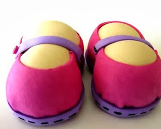 http://conideade.com/blog/tutorial-hacer-zapatos-para-fofuchas/479