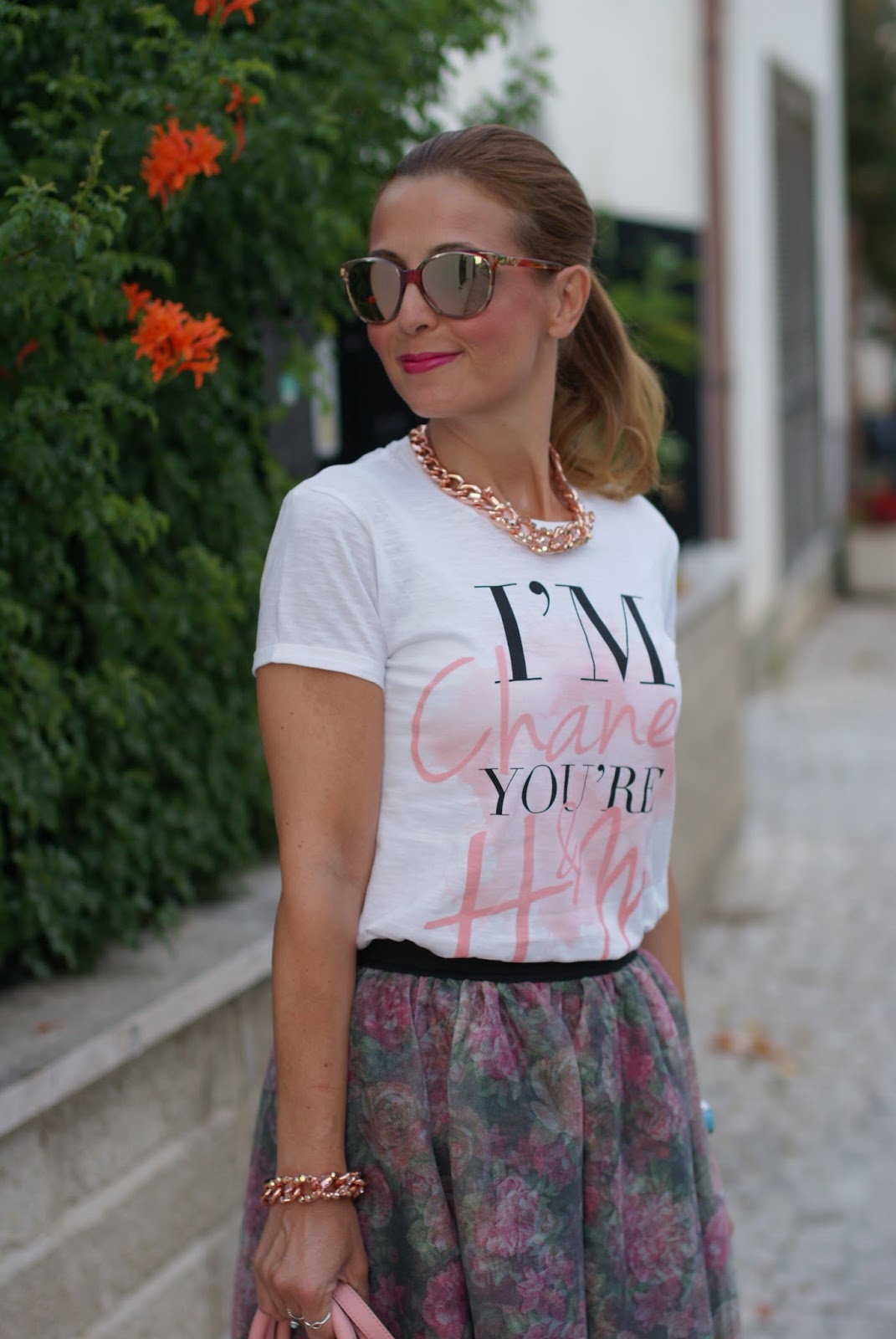 Tee trend shirt and Luca Barra necklace for a pink romantic outfit on Fashion and Cookies fashion blog