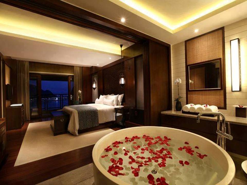 15 Romantic jacuzzi suites