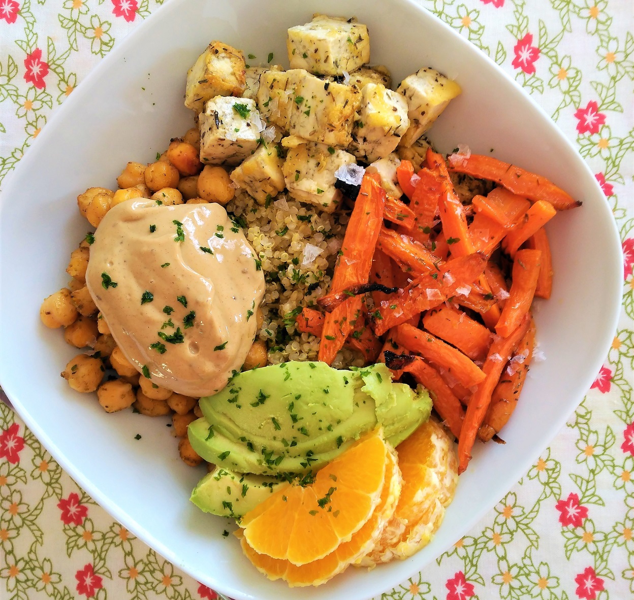 Exquisito Vegetariano! Buddha Bowl de quinoa, zanahorias, garbanzos y