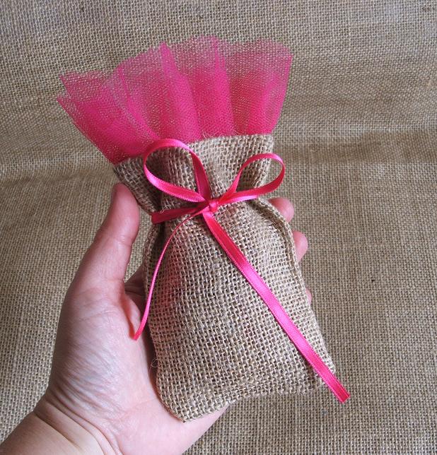 ( KONTAKT ) BURLAP FAVOR BAG WITH PINK TULLE