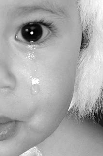 صورة طفل صغير يبكي صورة حزينة جدا