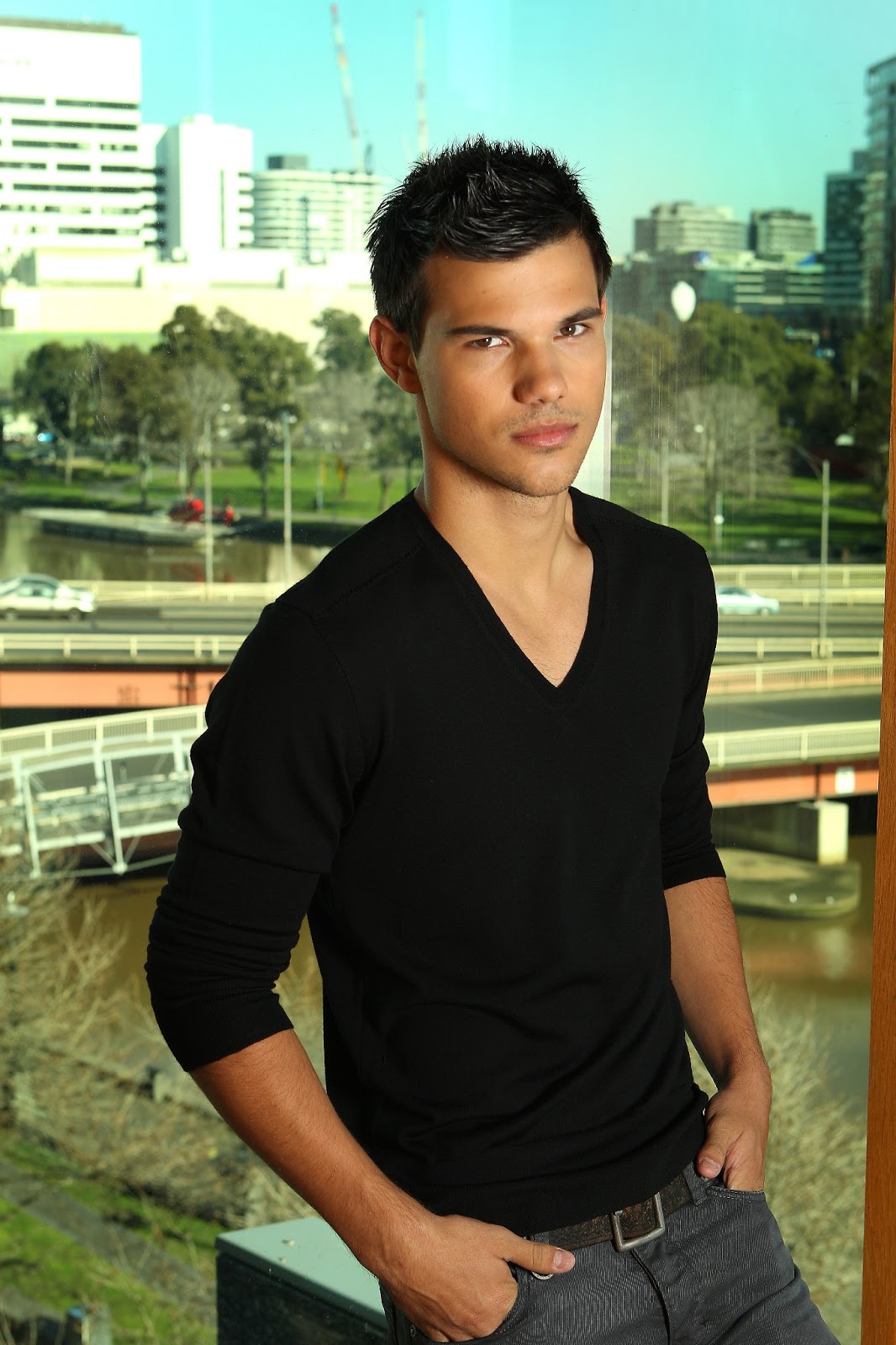 Lautner and Lutz Smile: Photoshoot de Taylor Lautner para Courier Mail 2011...
