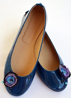 Shoes.018 Μπλε μπαλαρίνες λουστρίνι με μωβ-μπλε σατέν λουλούδι Μπλε μπαλαρίνες λουστρίνι με μωβ-μπλε σατέν λουλούδι με κρυσταλλάκια και Strass!