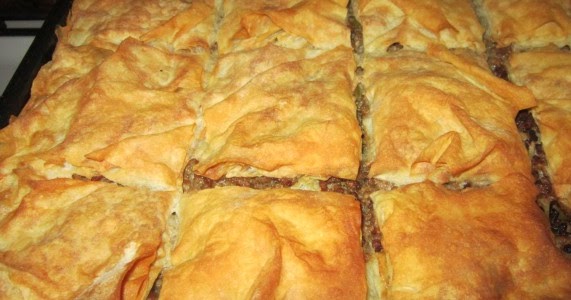 KOLAY KIYMALI TEPSİ BÖREĞİ Videolu Yemek Tarifleri