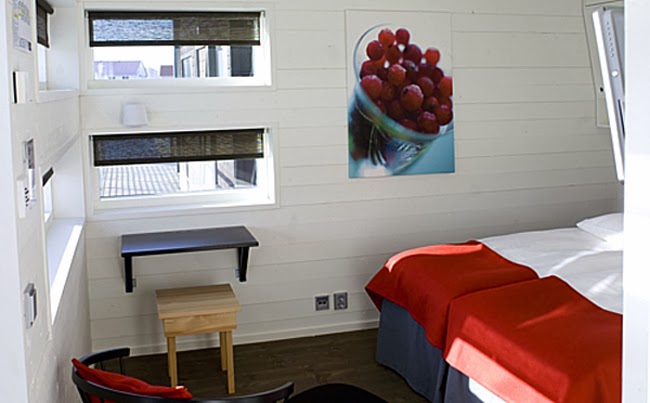 نقره لتكبير أو تصغير الصورة ونقرتين لعرض الصورة في صفحة مستقلة بحجمها الطبيعي