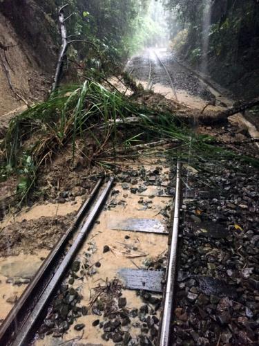 嘉義地區17日凌晨降驟雨,阿里山森林鐵路管理處宣布阿里山森鐵本線各級列車,17日全面停駛。竹崎站至樟腦寮站間(木屐寮站附近,19公里350公尺)上邊坡土石、樹木滑落約4立方米,阻斷鐵路運輸。 嘉義地區17日凌晨降驟雨,阿里山森林鐵路管理處宣布阿里山森鐵本線各級列車,17日全面停駛。竹崎站至樟腦寮站間(木屐寮站附近,19公里350公尺)上邊坡土石、樹木滑落約4立方米,阻斷鐵路運輸。