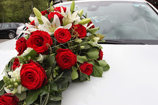 Autoschmuck für eine Hochzeit mit roten Rosen Autoschmuck für eine Hochzeit mit roten Rosen
