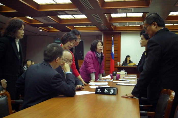 立法院教育及文化委員會今(3)日上午邀請經濟部與原能會對《非核家園推動法》草案表達意見,會前國民黨團與民進黨團進行協商。圖:楊宗興/攝 立法院教育及文化委員會今(3)日上午邀請經濟部與原能會對《非核家園推動法》草案表達意見,會前國民黨團與民進黨團進行協商。圖:楊宗興/攝
