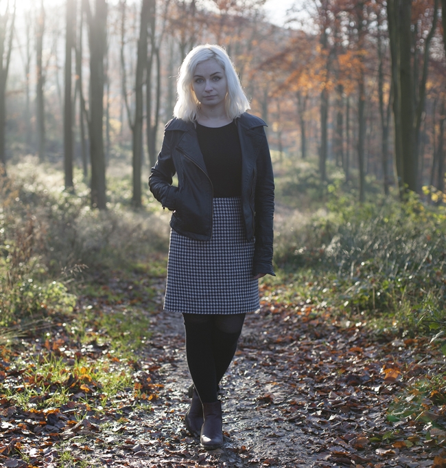Fashion blogger ootd photography in the woods Black and White Houndstooth Skirt Forest Landscape