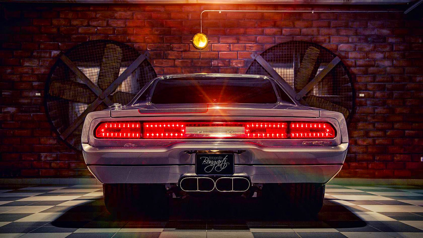 Dodge Charger сзади