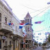 La calle Duarte, al centro de S.P.M. luce con numerosas banderas.