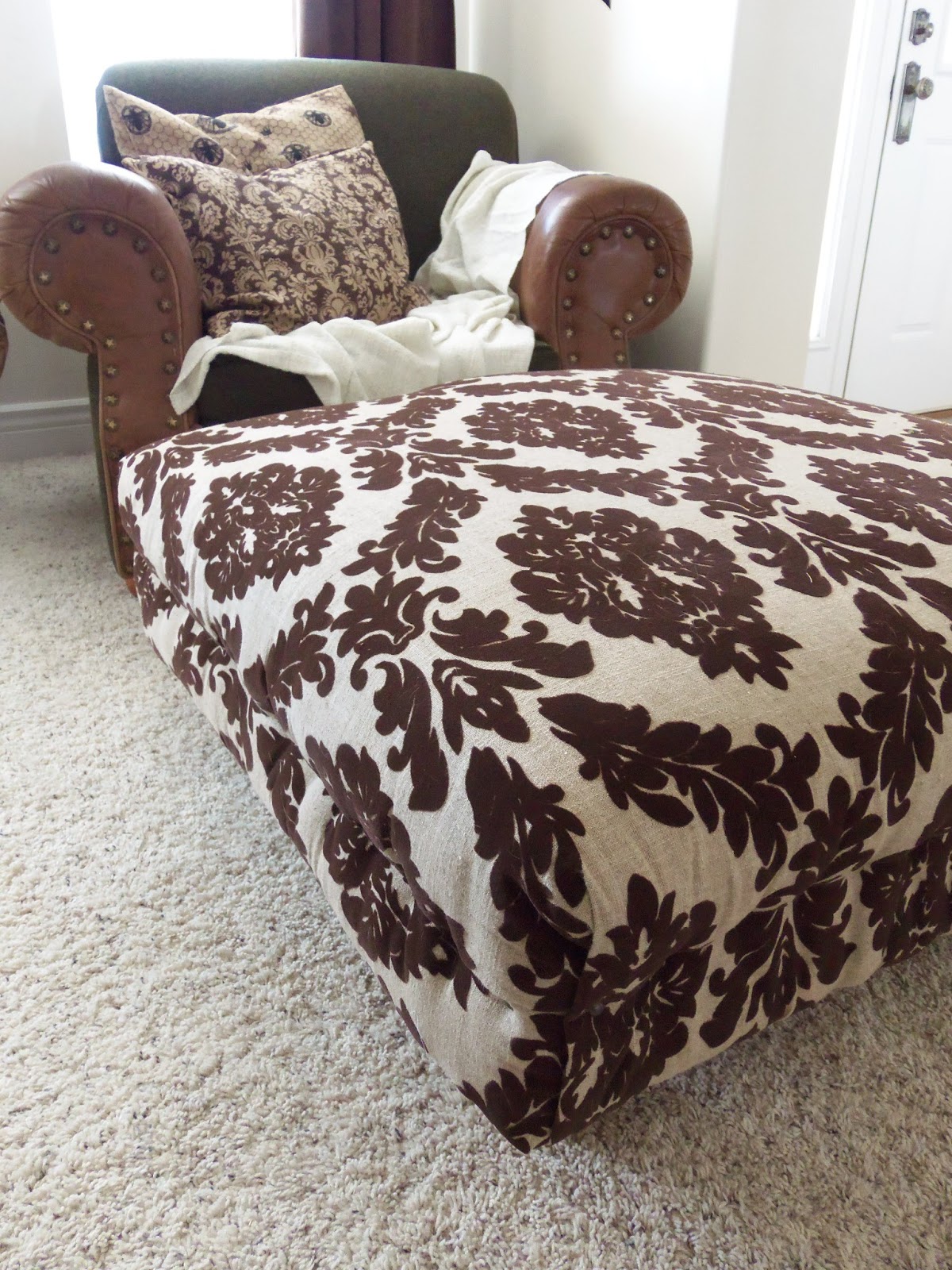Tweetle Dee Design Co. Recycled Pallet Ottoman Project