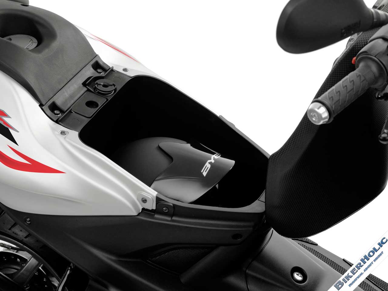 Aerox White