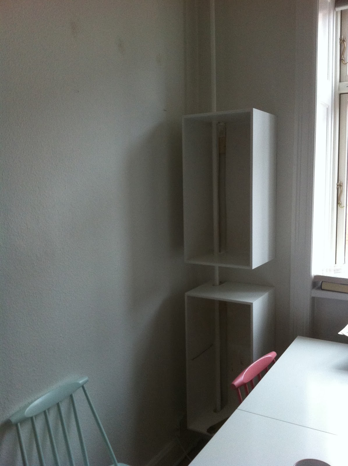 Fingernem: diy: bygget reol omkring rør i gammel lejlighed