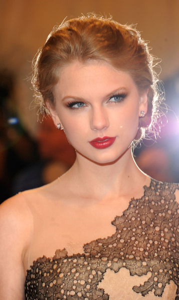 Taylor Swift Face Images. Taylor Swift gave the sequins
