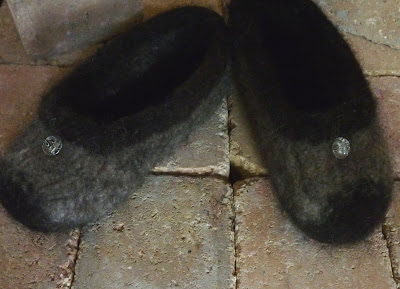 http://3.bp.blogspot.com/-lSh2WYpY_WE/TwBqJDWwVGI/AAAAAAAABxE/xQDBTbItOv0/s400/black%2B%2526%2Bgrey%2Bfelted%2Bslippers.JPG