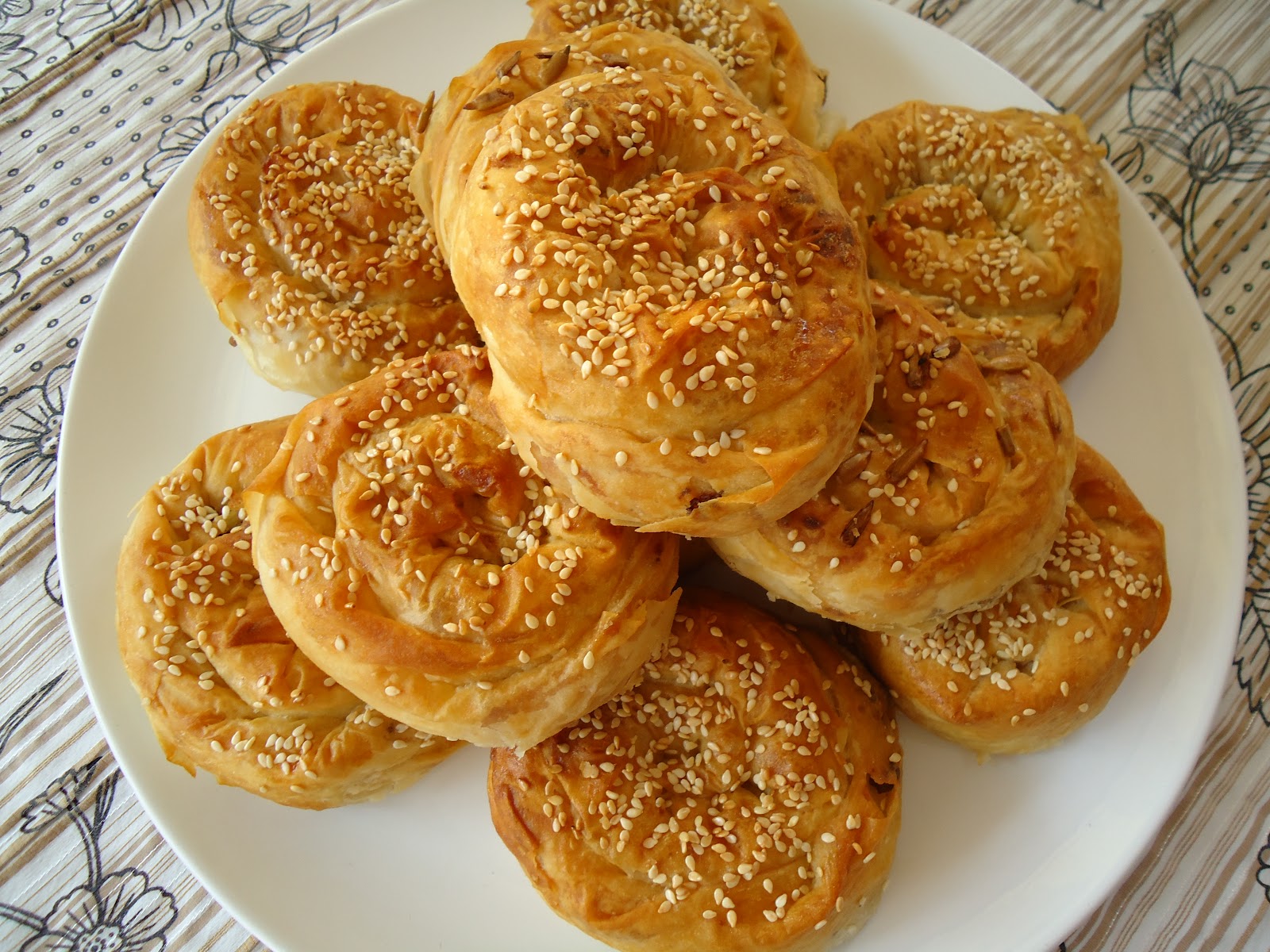 KIYMALI PATATESLİ GÜL BÖREK