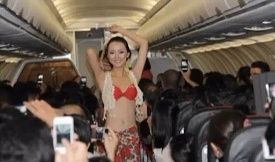 Pramugari Tampil Bikini di Pesawat