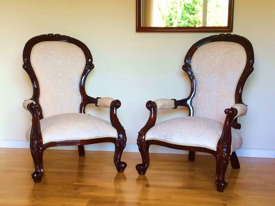 . SILLONES INGLESES DE CAOBA