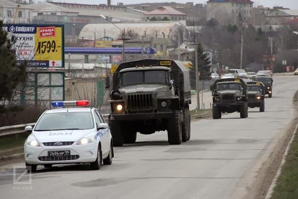 ukraine - Affrontements en Ukraine : Ce qui est caché par les médias et les partis politiques pro-européens - Page 4 Russian+trucks+cop+car+2