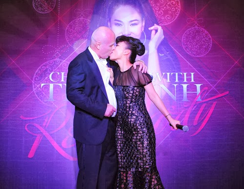 Thu Minh được chồng tây tặng ô tô tiền tỷ