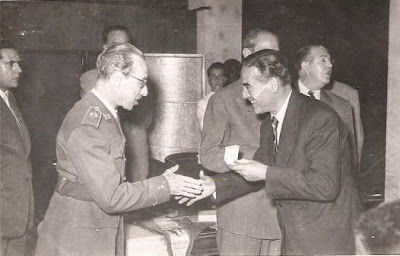 Entrega de medalla a Pedrol en 1951