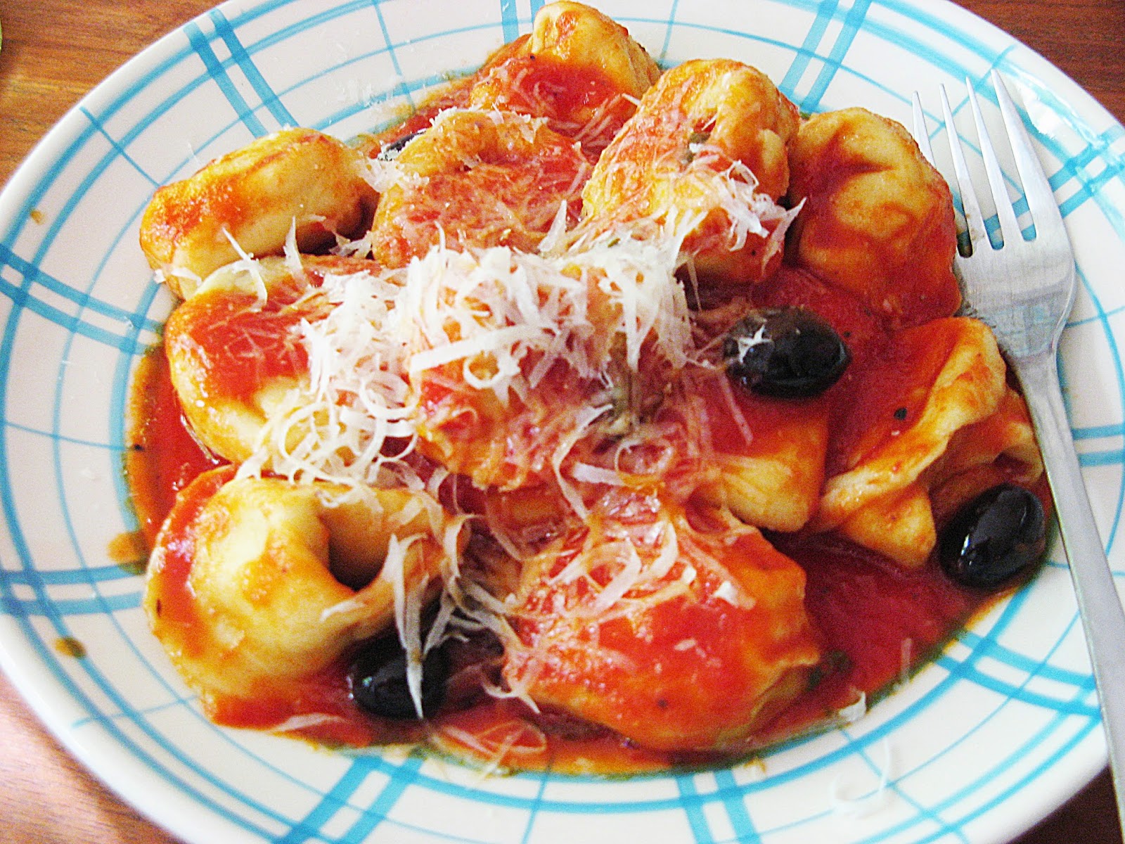 Oeverloos koken Tortellini gevuld met kip met tomatensaus