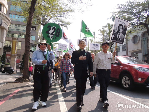 1987年鄭南榕發起「228事件40週年平反運動」。第一排左起:鄭南榕、林宗正牧師、黃昭凱。 1987年鄭南榕發起「228事件40週年平反運動」。第一排左起:鄭南榕、林宗正牧師、黃昭凱。