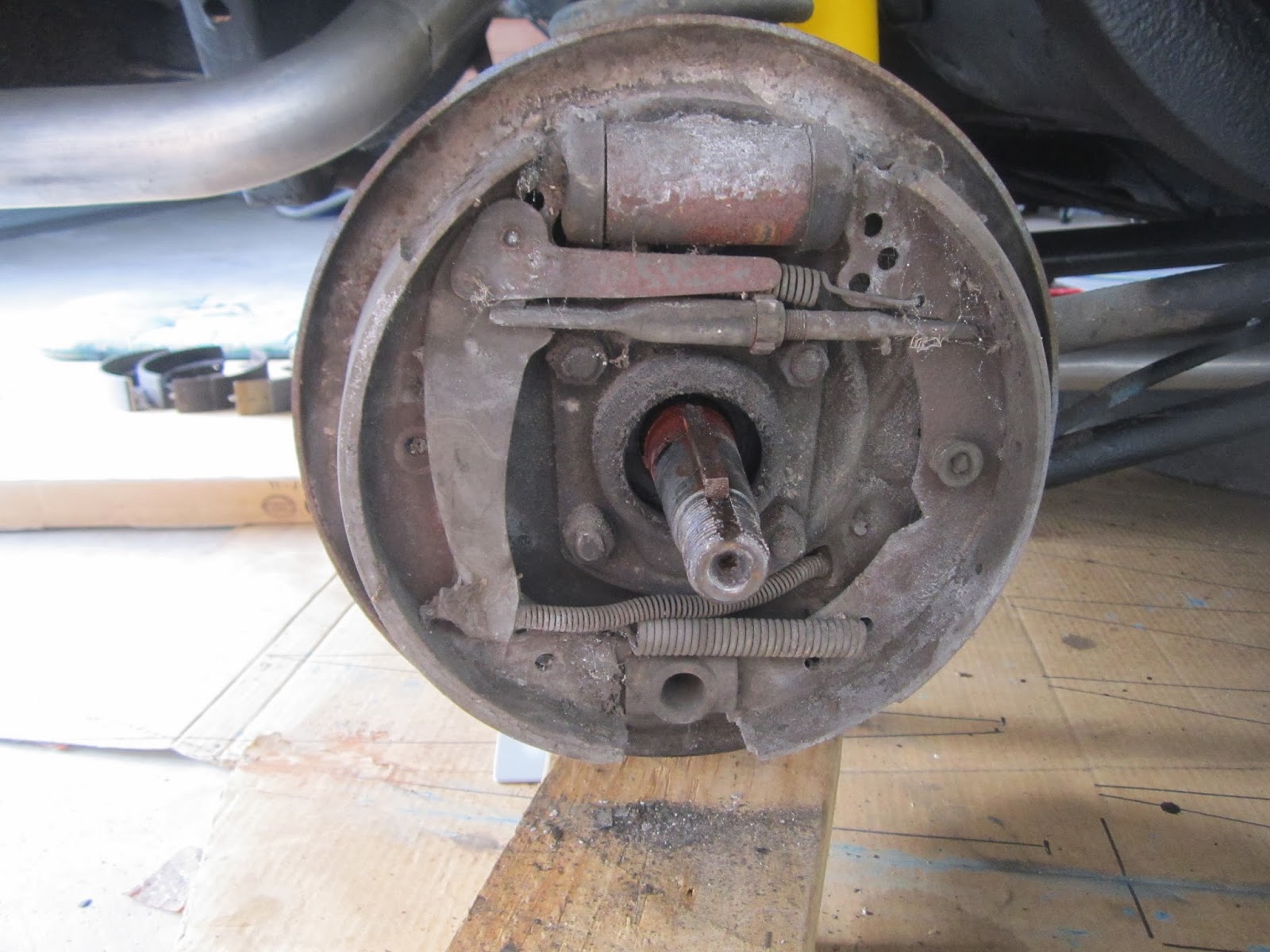Restoration Volvo 122S 1969 Fixing the rear wheel drum brakes