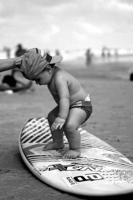 Niño pequeño aprendiendo a surfear
