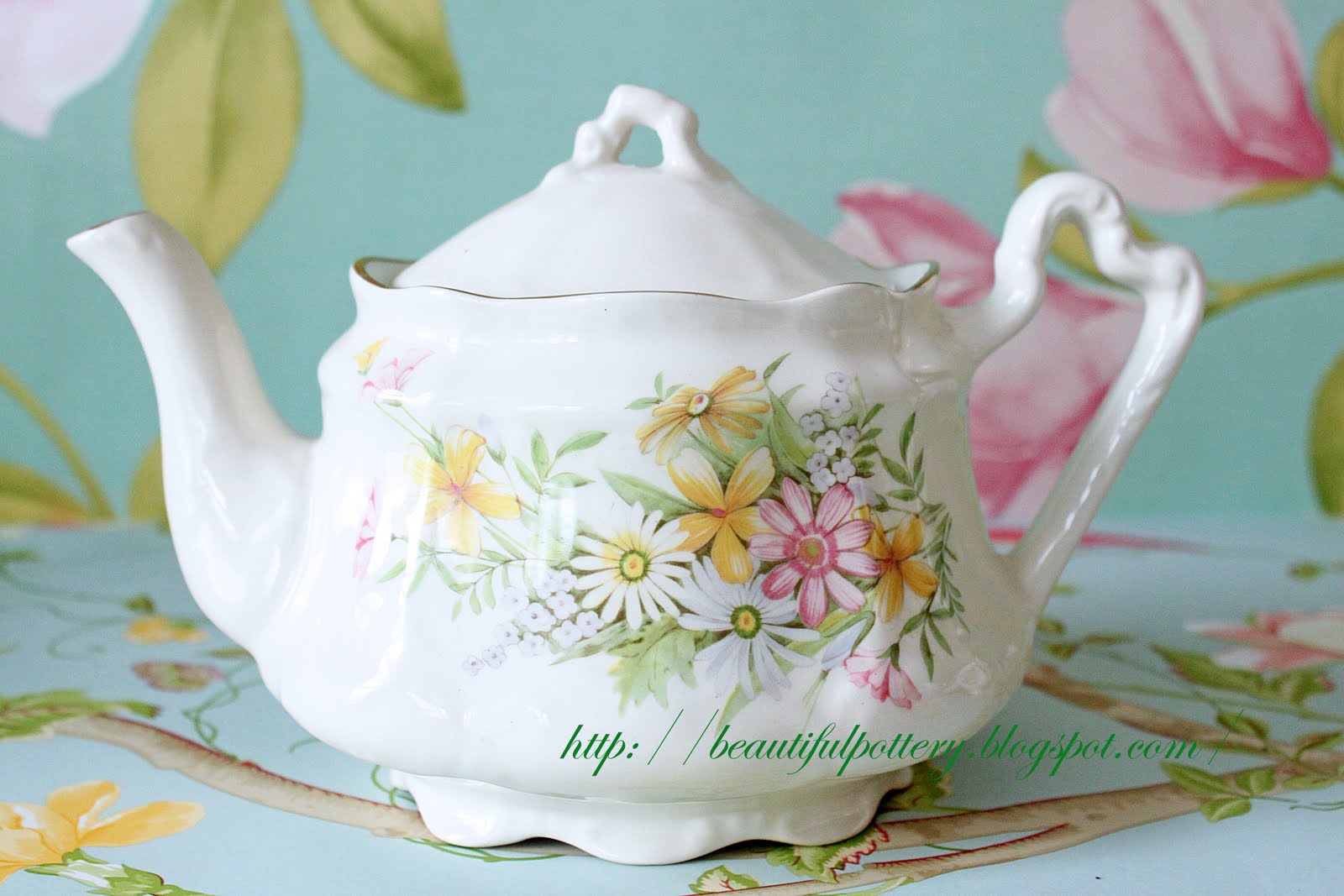 BEAUTIFUL POTTERY Vintage Teapot